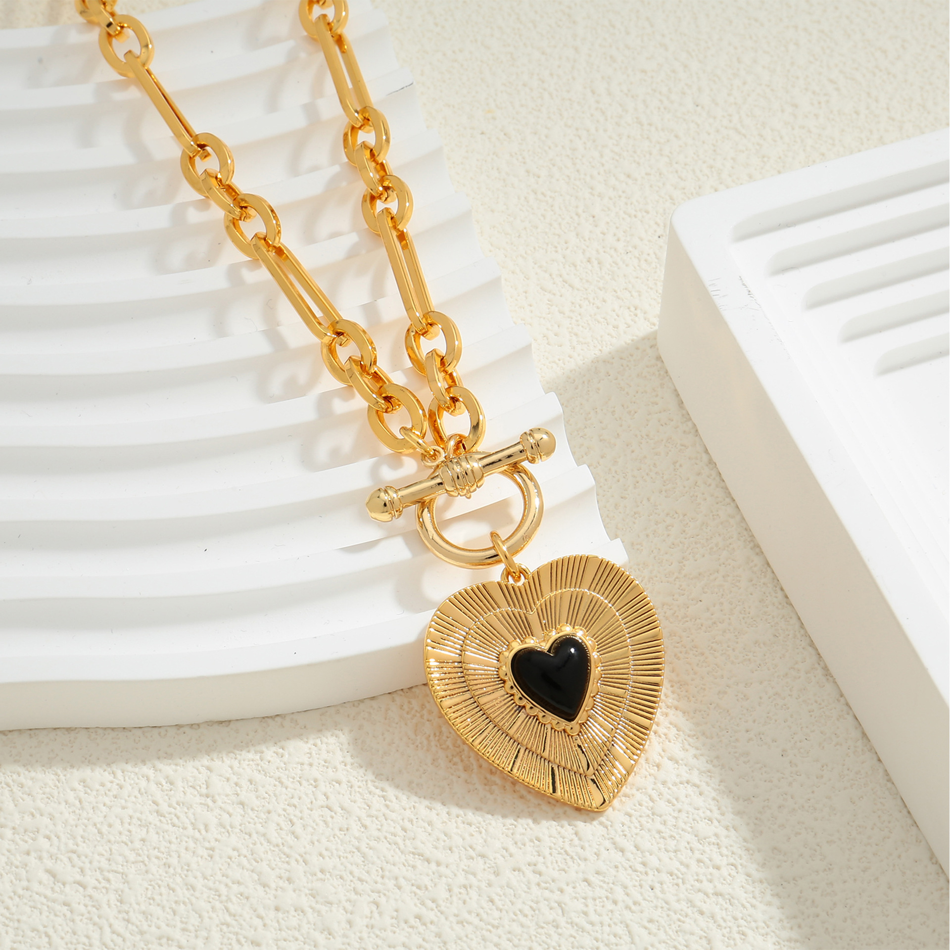 european-and-american-ins-fashion-light-luxury-high-sense-inlaid-love-pendant-necklace-clavicle-chain-light-luxury-fashion-love-necklace