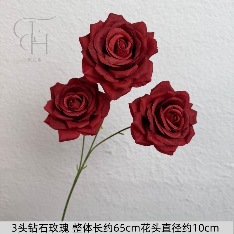 Tres rosas de diamante