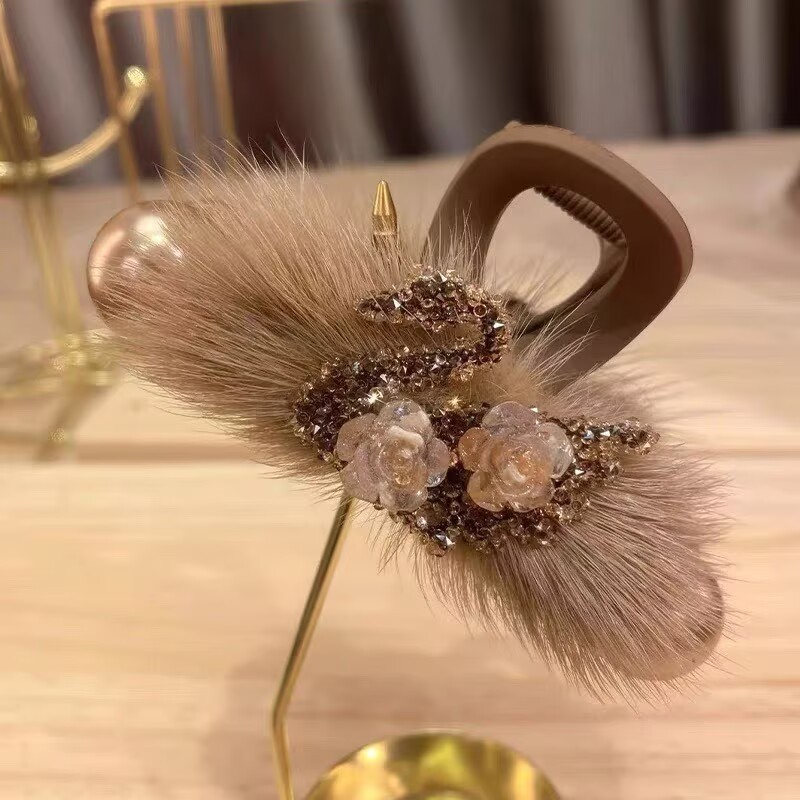 2026秋冬ミンクファー毛皮ヘアクリップ、高級感のある後頭部用大型シャーククリップ、ハート型キラキラ輝くダイヤモンド付き毛皮ヘアクリップ