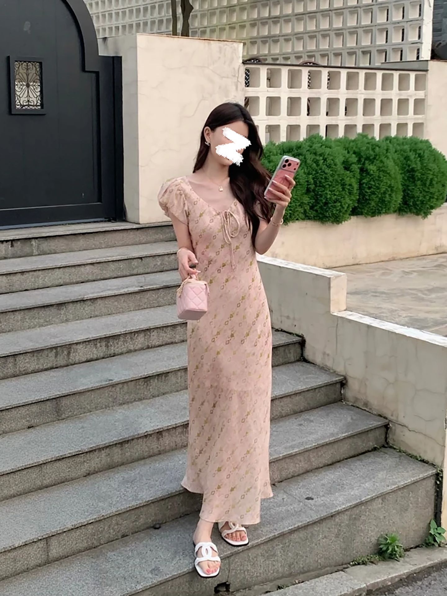 Đầm maxi nữ họa tiết hoa nhí cổ V tay bồng thắt eo dáng bay — màu hồng chi tiết 2
