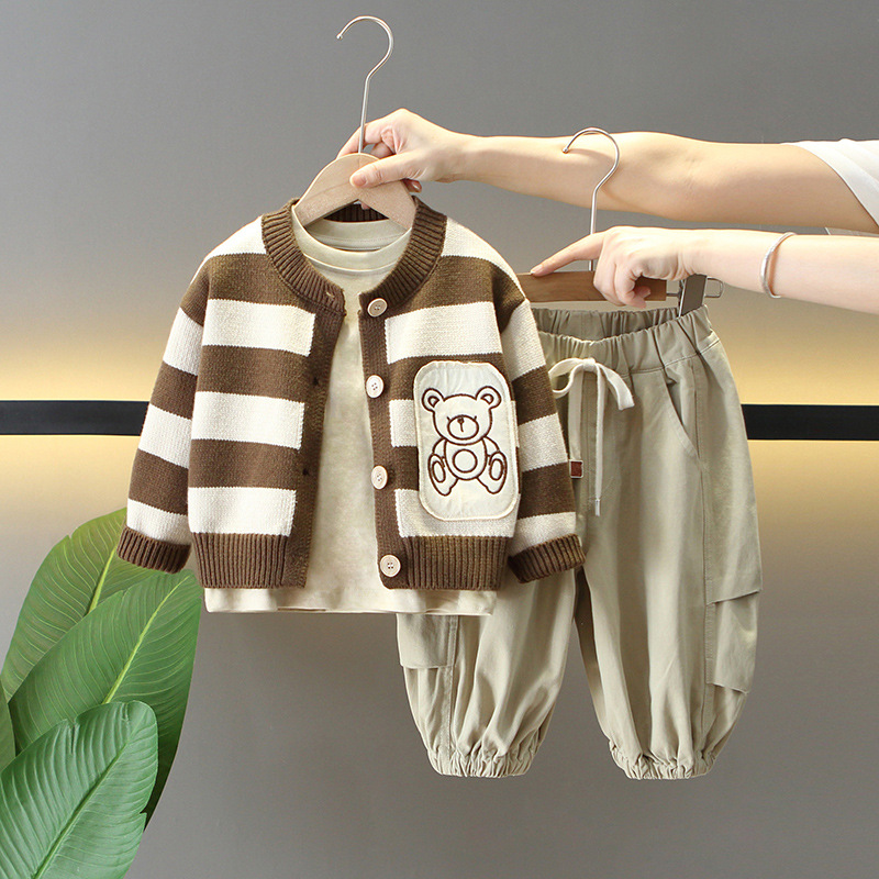 6152 Traje de otoño para niños 2025 nuevo suéter para niños fresco y guapo de tres piezas para bebés primavera y otoño para niños versión coreana