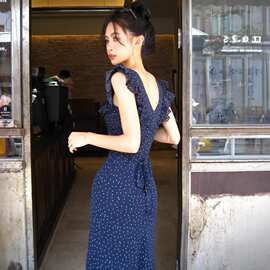 波点飞飞袖方领连衣裙女士2026年日韩休闲风新款夏季收腰无袖长裙