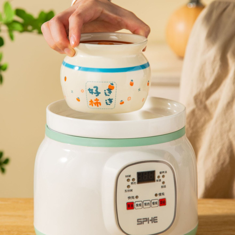 瓦缶の陶磁器のシチューは水をあけて家庭用の蒸し卵の碗を煮込んで蓋の小さい瓦の缶のツバメの巣のサプリメントのシチューの缶を持って一人で分けます。|undefined
