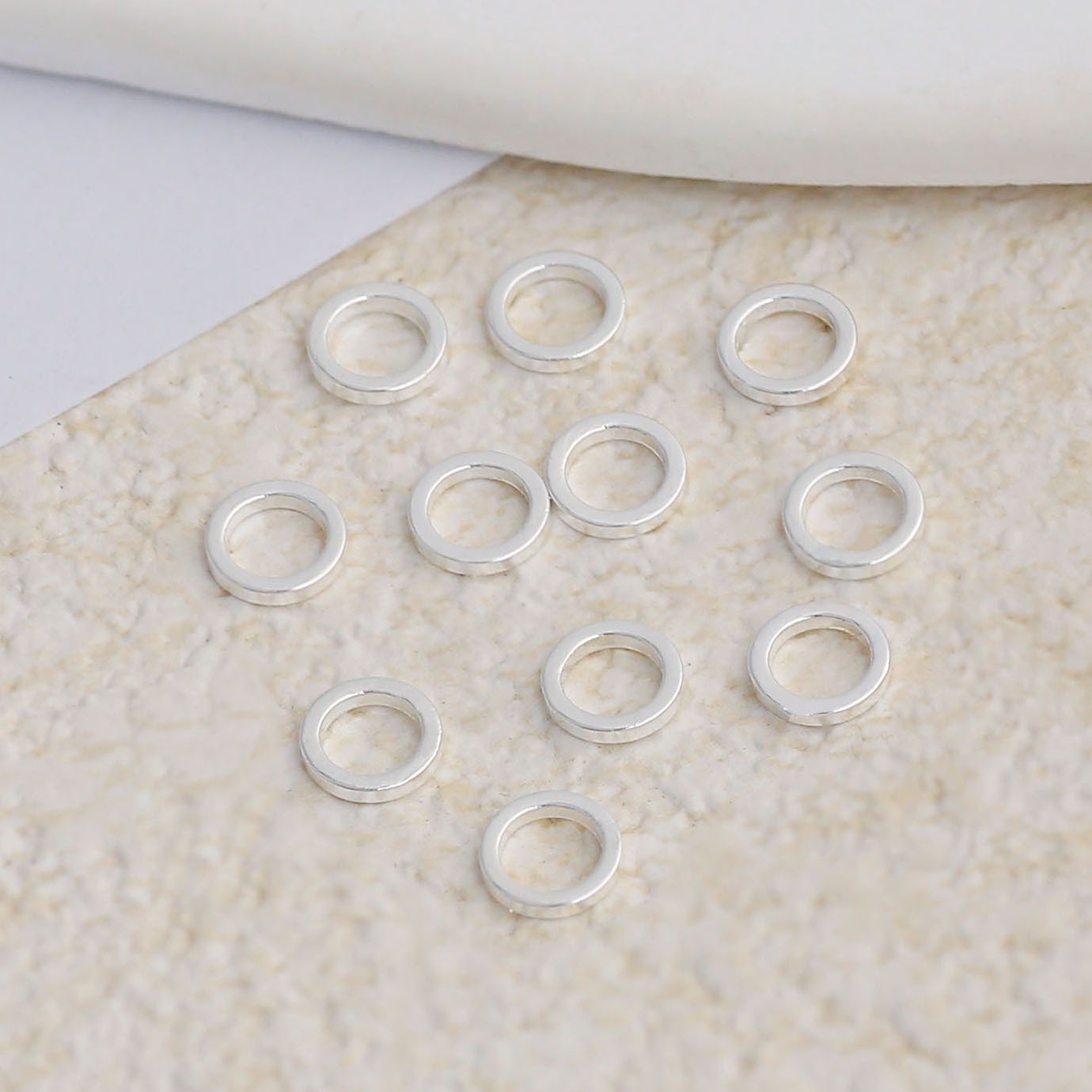 Thick silver electroplated color-preserving closed ring 4mm