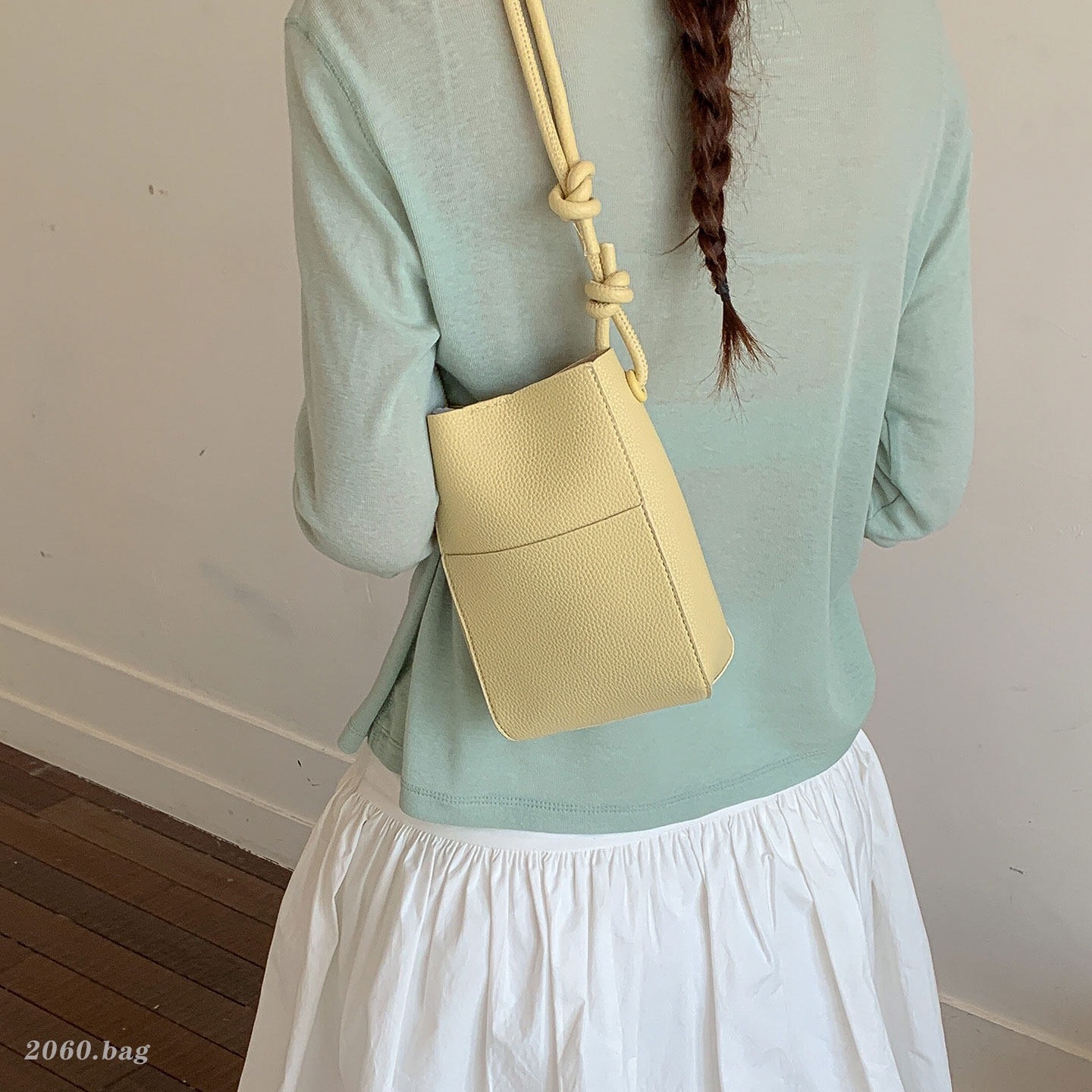 Bolsa de mujer nuevo color sólido 2026 bolso coreano ligero portátil pequeño cubo de aire extranjero nicho de verano inclinado teléfono móvil hombro