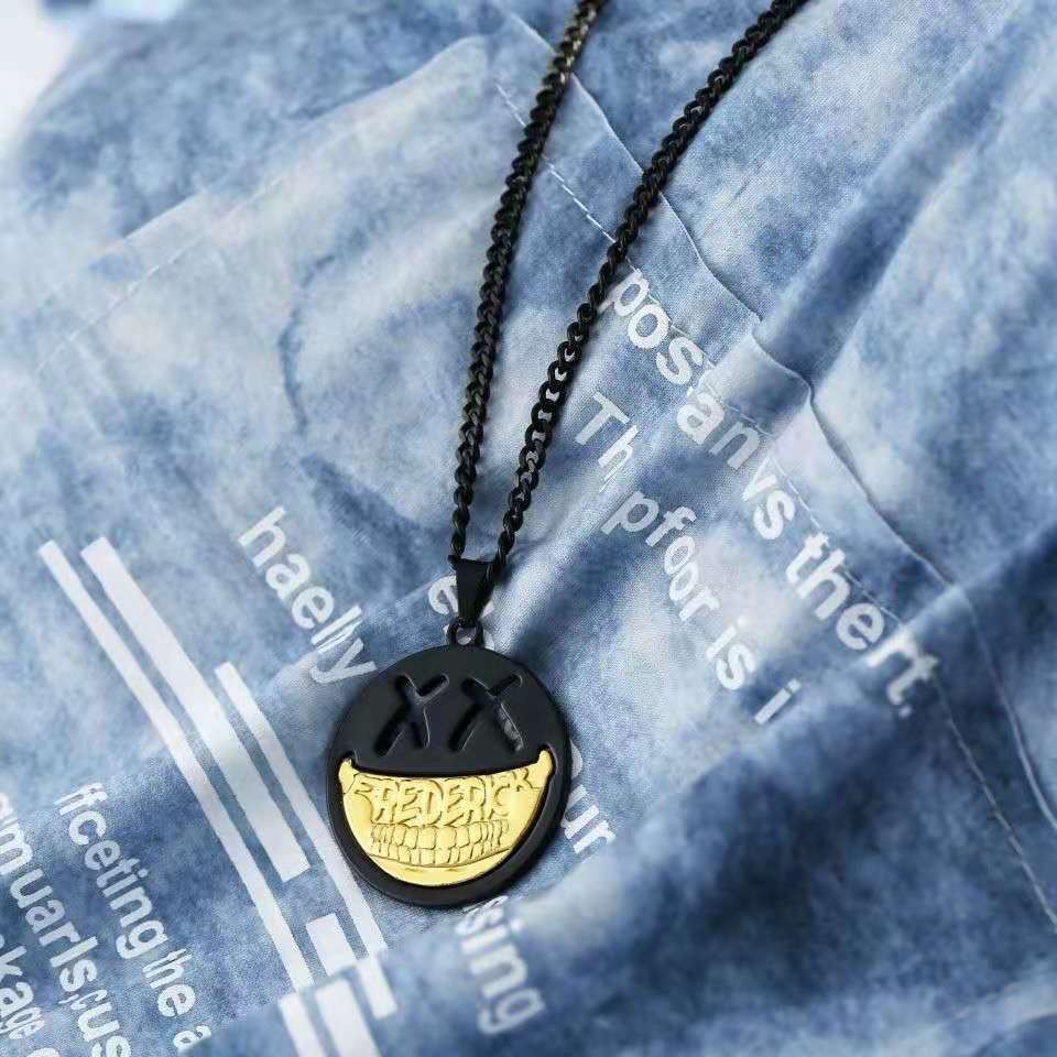 Collana da uomo alla moda con volto sorridente del marchio FDK, rotonda, con personalità versatile, ciondolo per studenti maschi e femmine, da strada_voghion.com