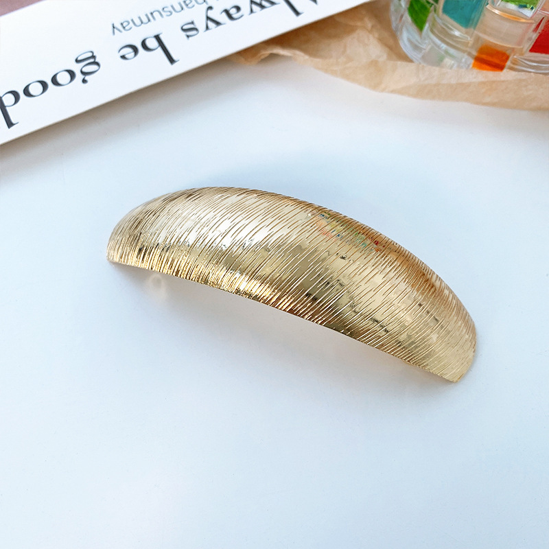 シンプルでファッション的な金属の一字スプリングが外に出ます。|undefined