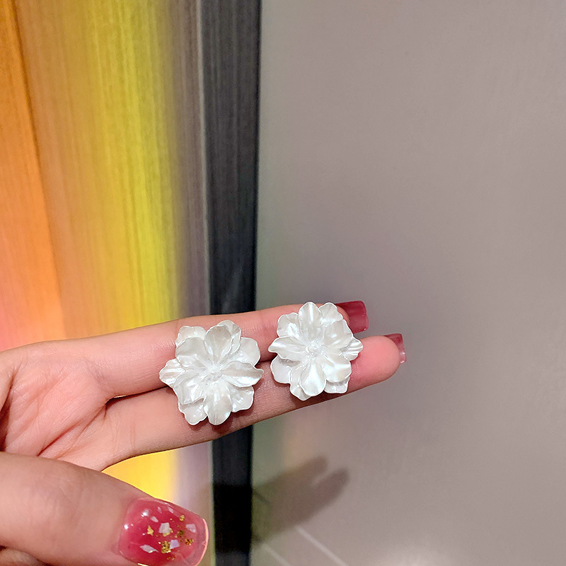 Pendientes de camelia de simulación de aguja de plata Pendientes elegantes retro francés Pendientes de todo fósforo de moda personalizada