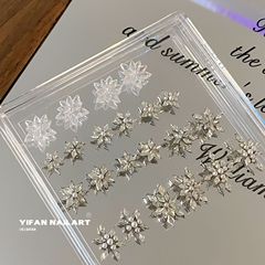 【ひし形の雪の山のドリル】完成品の手作業の合金は氷の結晶の年越しの雪のジルコンの新年のネイルアクセサリーをつづり合わせます。