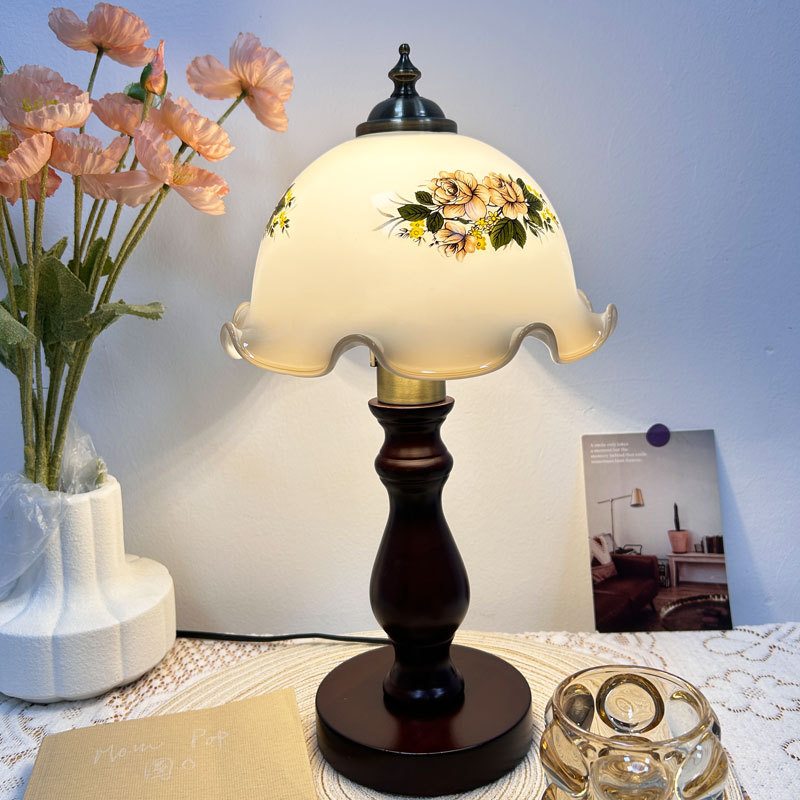 Luz de madera maciza lámpara de mesa de lujo americano retro decorativo país mesita de noche lámpara dormitorio simple boda creativa luz de la noche