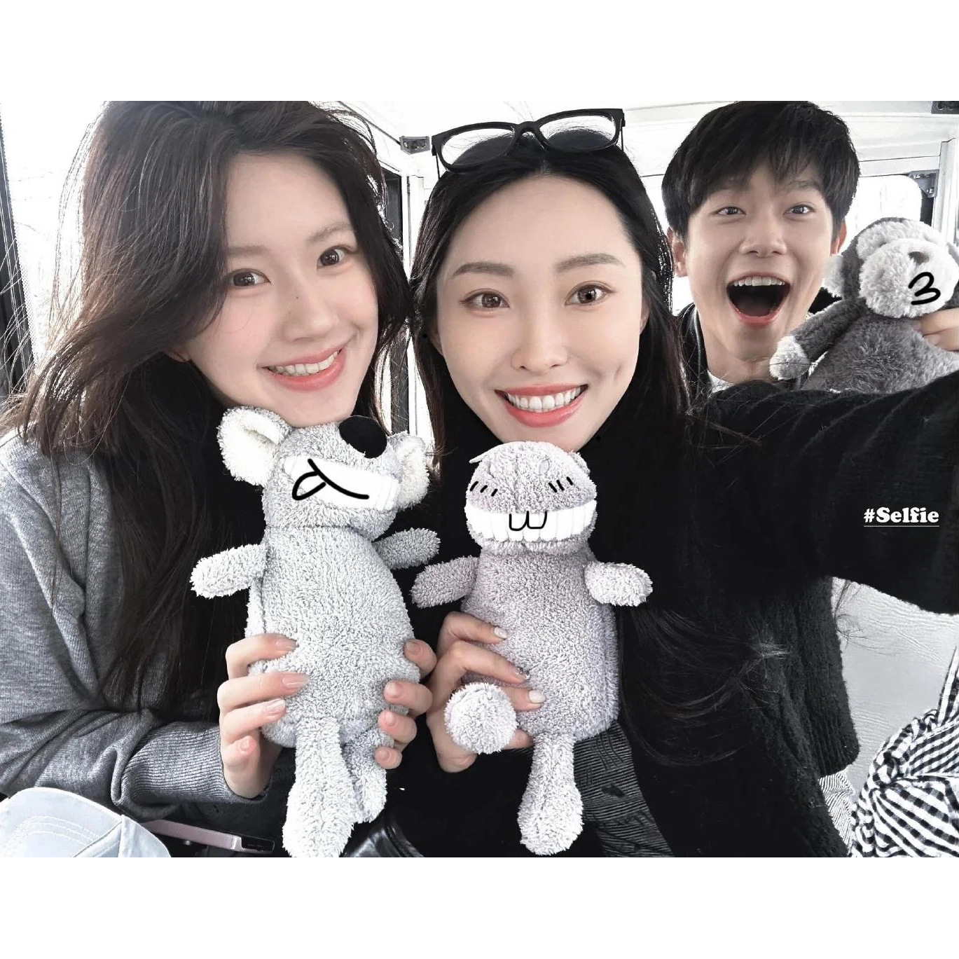 今、2026年春の新作韓国デザイナーrol*rolaの趙魯思と張元英と同じスタイルの小さなロゴ入りニットセーターが登場しました。