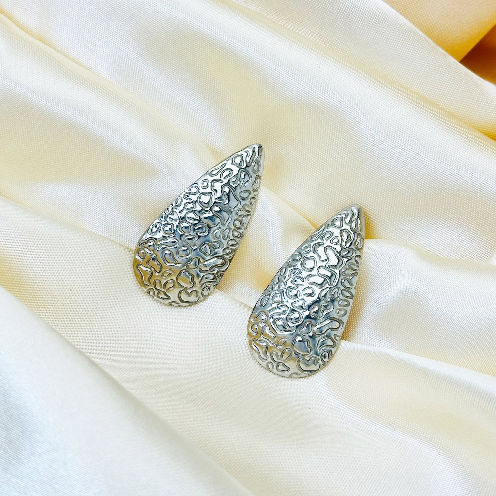 Pendientes de acero inoxidable a rayas cuadradas de tendencia de alta gama transfronteriza europea y americana Pendientes de 18K de lujo ligero para mujer al por mayor