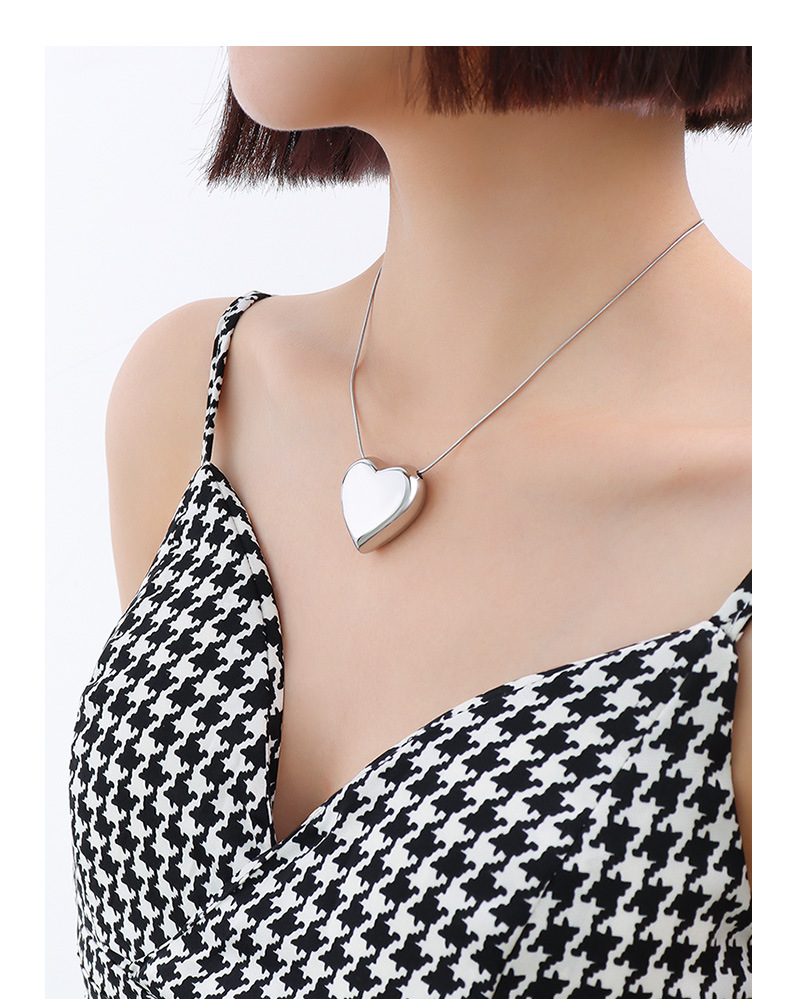 Fashion Peach Heart Necklace Female Light Luxury Titanium Steel Clavicle Chain Wholesale display picture 5