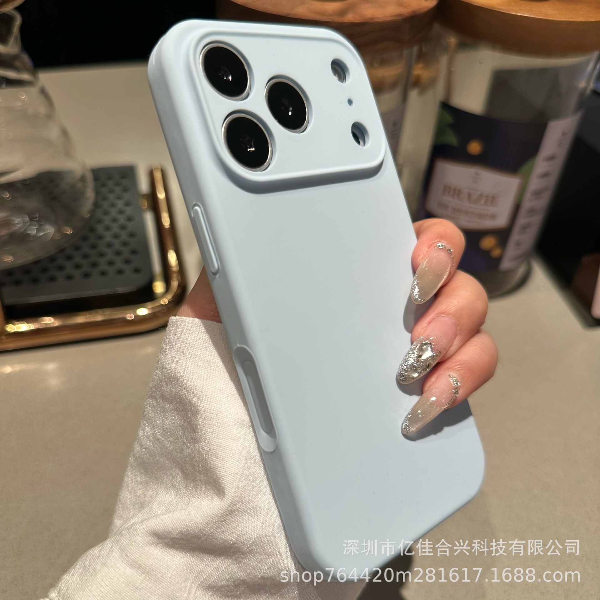 Aplicable a Apple 17PROMAX agujero de silicona líquida caso de teléfono móvil 15iPhone16 color sólido anti-caída botón integrado