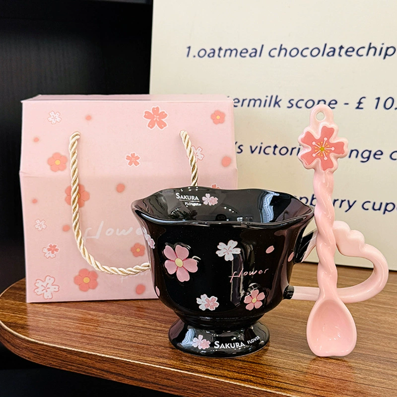 Горшок-кубок сакура из керамики, 380 мл, ручка в форме сердца со spoon, узор цветочного рельефа