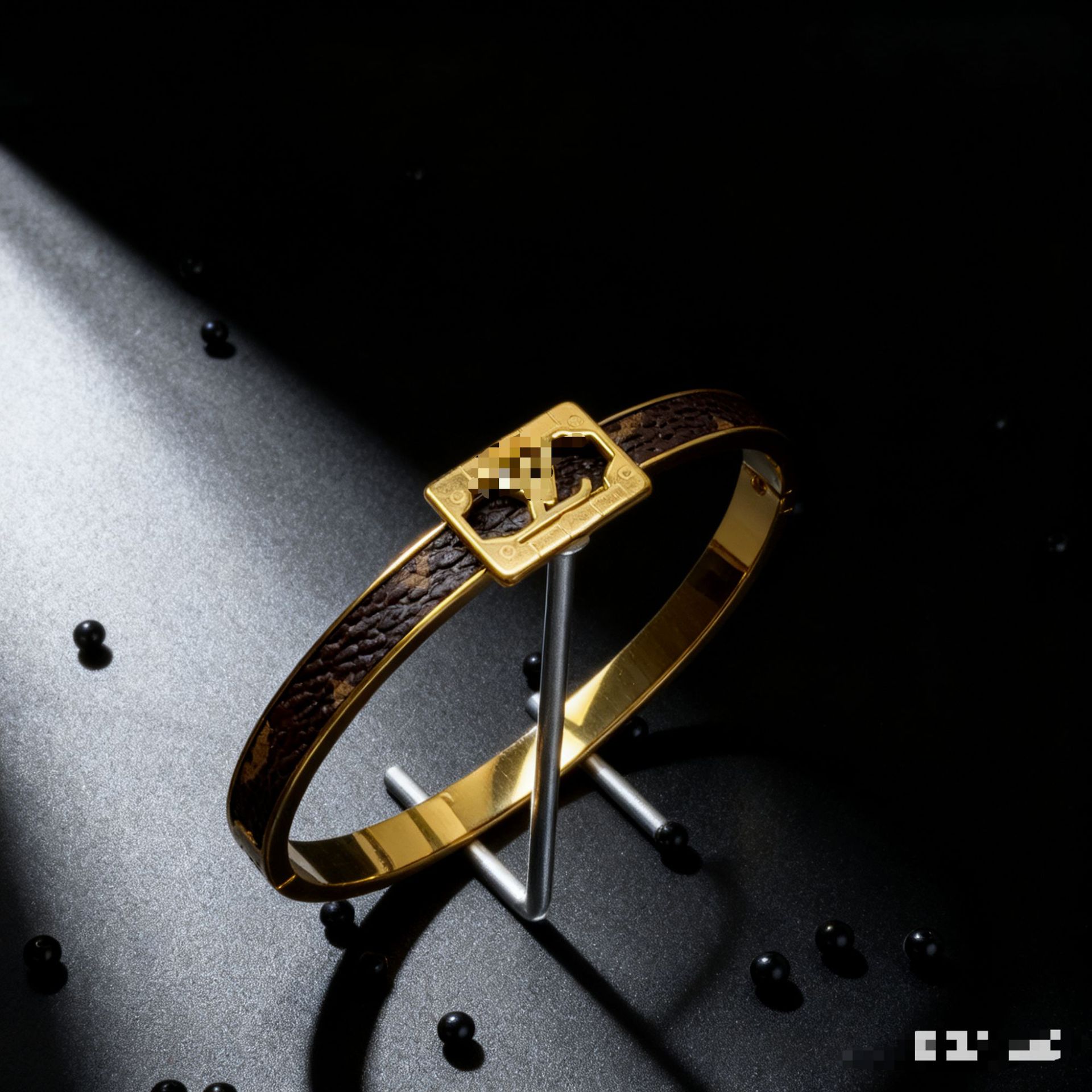 2025 新しいヨーロッパとアメリカのビッグブランドチタン鋼ブレスレット非退色ステンレス鋼ブレスレットバックルオープニングハンドジュエリー卸売