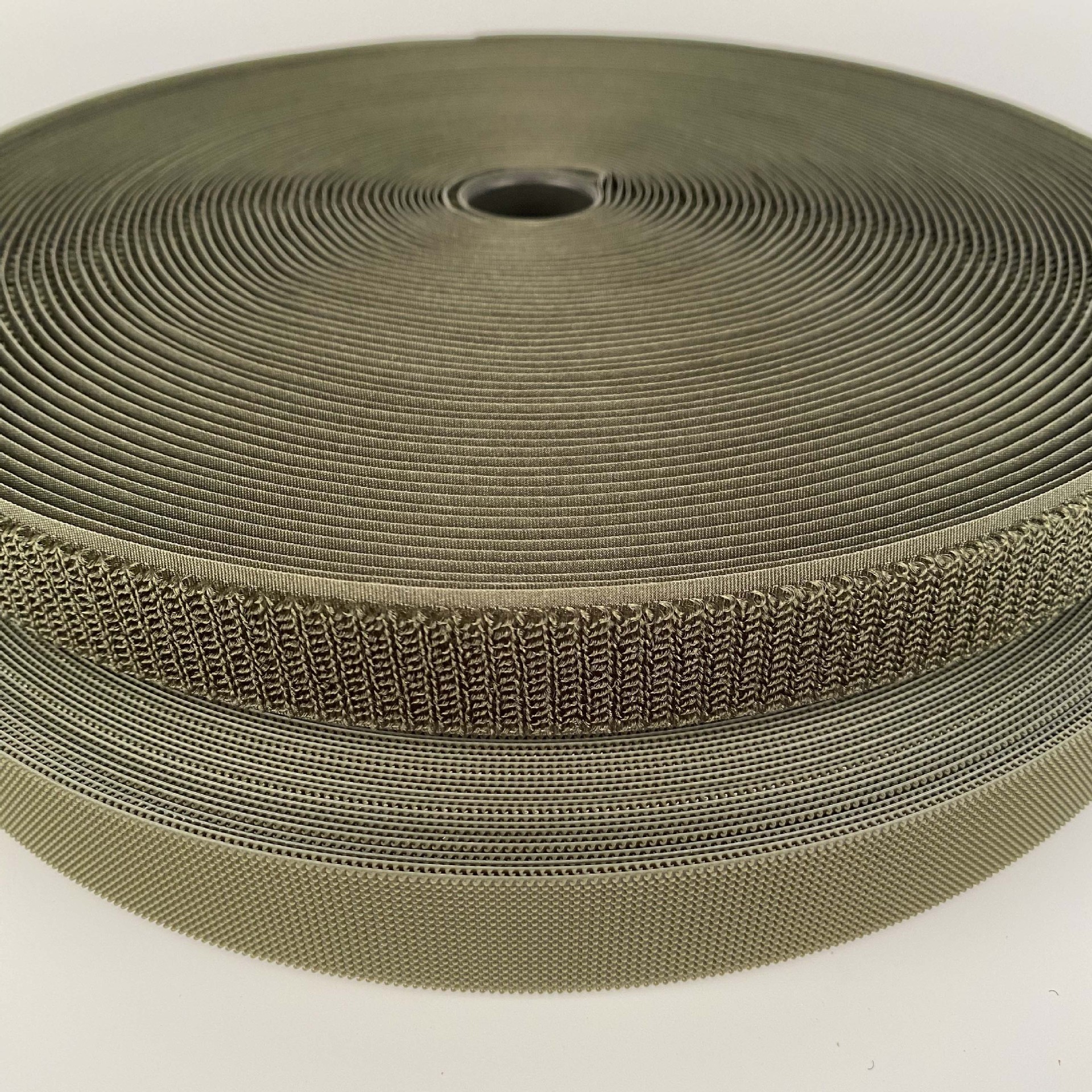 Color 2.5CM inyección gancho de velcro accesorios punzantes impermeables texturizados silenciosos de nylon para niños.