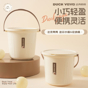 ����������ˮͰ��ͯ�ռ{�������gͰ�Ӻ��w��ɫ��ͯ���Ͱ�bˮͰ