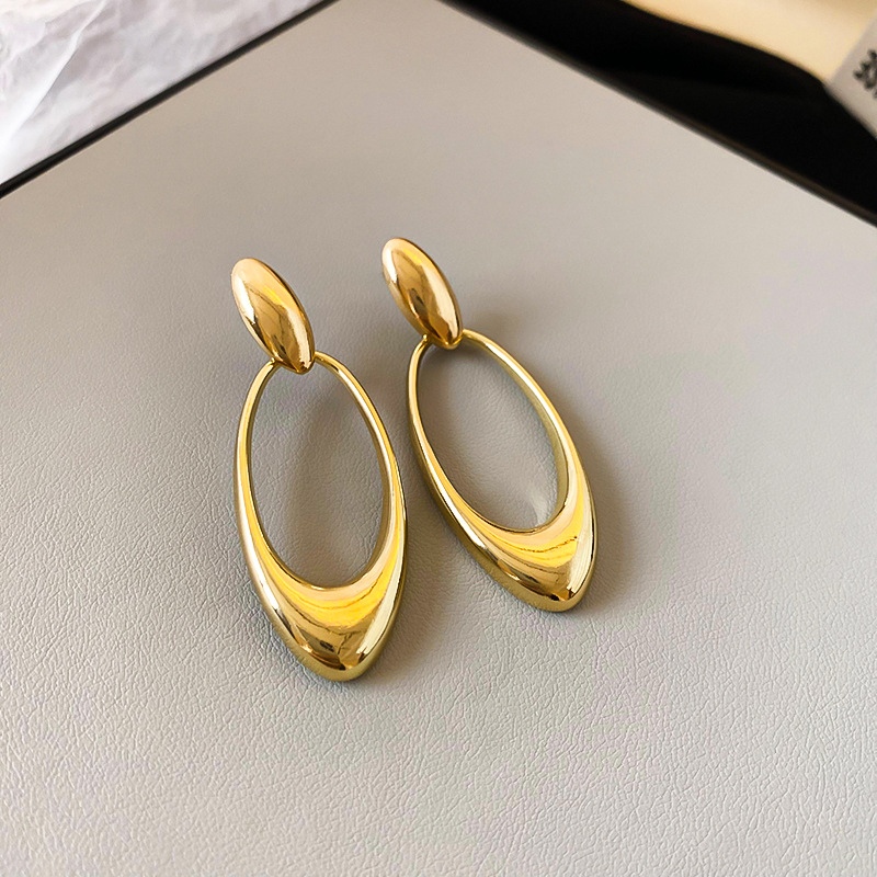 Pendientes colgantes huecos ovalados de viento de metal con aguja de plata Pendientes de moda de lujo ligero para mujer Pendientes de diseño exagerado europeo y americano para mujer