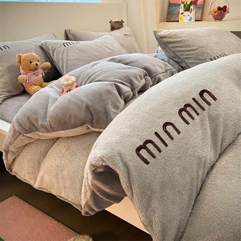 2024 nueva categoría más terciopelo grueso de lana de leche de invierno traje de cuatro piezas invierno invierno conejo felpa funda de edredón de lana de coral