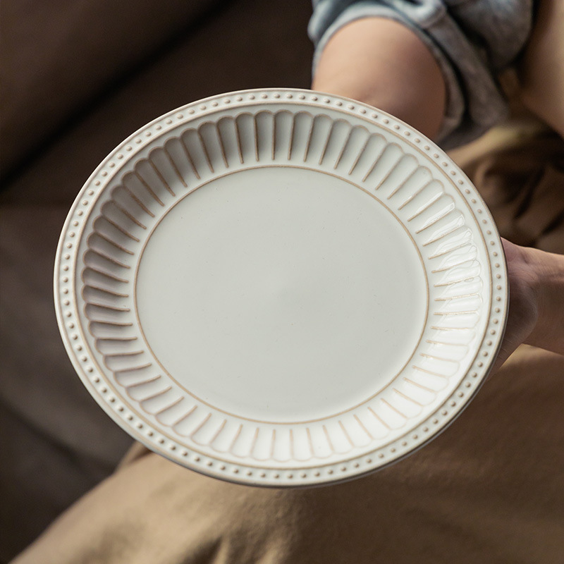Plato redondo de cerámica refinado en relieve plato poco profundo platos de platos caseros restaurante de alto valor de postre platos de cubierta al por mayor