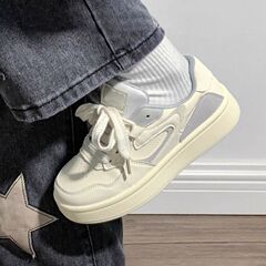厚底白靴女性のための 2025 春と秋の新しい多用途靴イントレンディなニッチ学生スポーツとレジャースニーカー