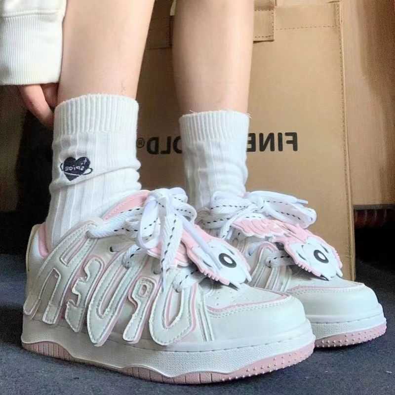 Diseño de dibujos animados zapatos de pan transpirables letras de suela gruesa zapatos de skate para mujeres 2024 otoño nuevos zapatos casuales para parejas