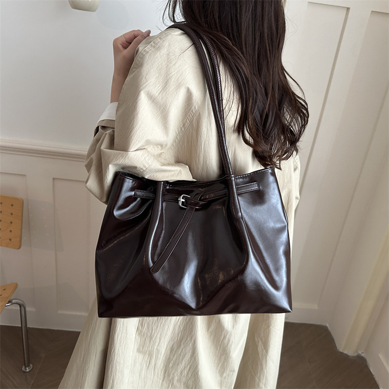 2026 Autumn New Trendy Large Capacity Simple Shoulder Bag Underarm Bag Casual Fashion Commuter Tote Bag for Women