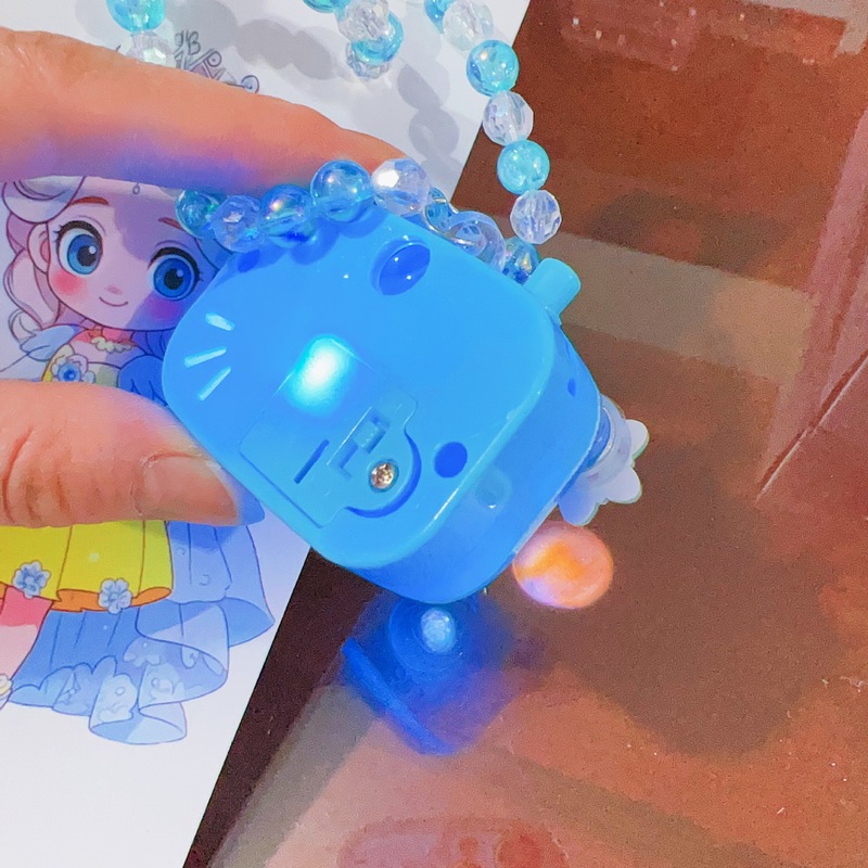 子供の投影カメラのネックレスの艾莎王女の光る明るい赤ちゃんは数珠の女の子を飾って鎖の氷雪の奇縁を掛けます。|undefined
