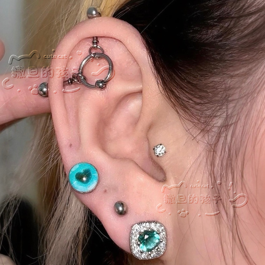 16G labret stud size and finish detail