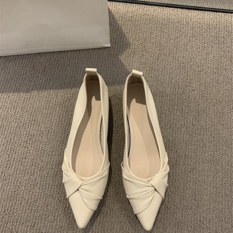 Zapatos de mujer de estilo francés de ventano de noche con tacones gruesos poco profundos, primavera y otoño de 2026 nuevos zapatos de cama con falda temperamento
