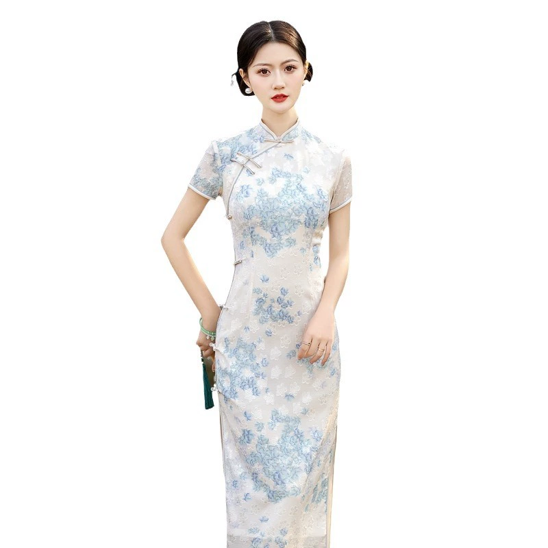Летнее длинное чонсам/чонсаме? однако чонсам - чонсам. "cheongsam" в русском обычно пишут как чонсам или чонсаме. "Summer long cheongsam, with short sleeve, Chinese style" → "Летнее длинное чонсаме?" Let's choose: "Летнее длинное чонсам с коротким рукавом, китайский стиль"