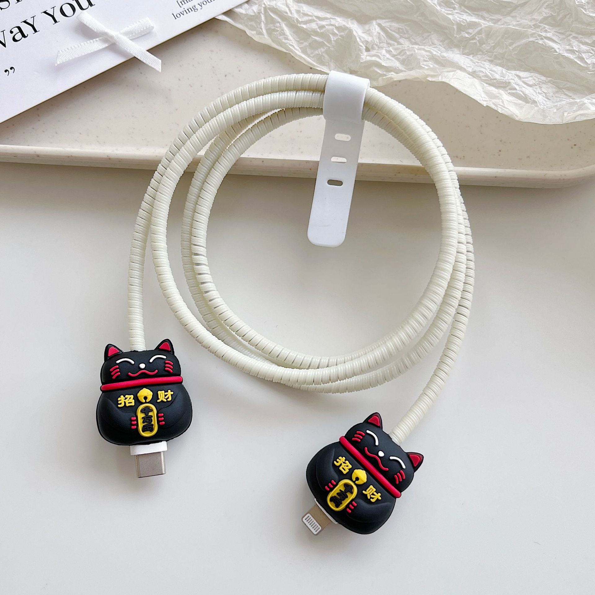 Amazon cartoon cable de datos cubierta adecuada para Apple Android cable de datos de carga rápida cuatro piezas en stock al por mayor