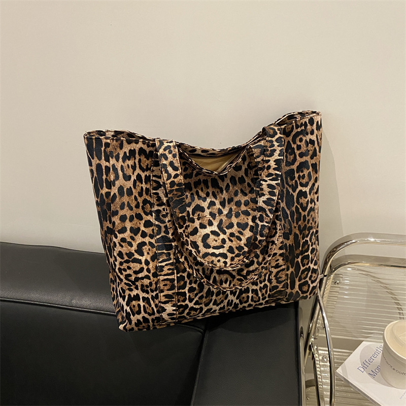 Gran capacidad simple relajado bolso de mano 2024 nuevo estilo de moda moda de invierno bolso de hombro leopardo