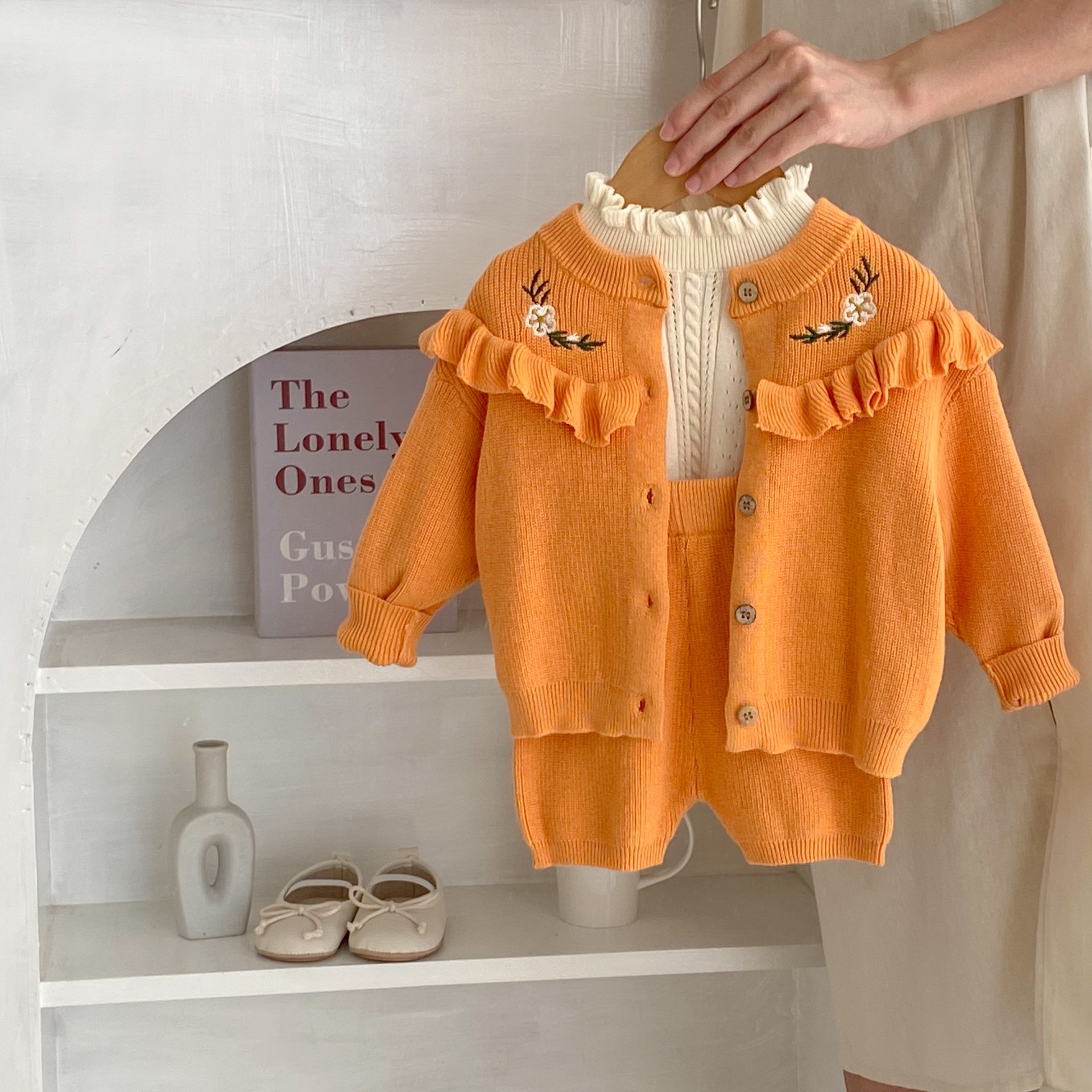 2024 Herbst-Outfit für Säuglinge, Kleinkinder, Mädchen, Babys, mit einer stilvollen bestickten Rüschenrandjacke und_voghion.com