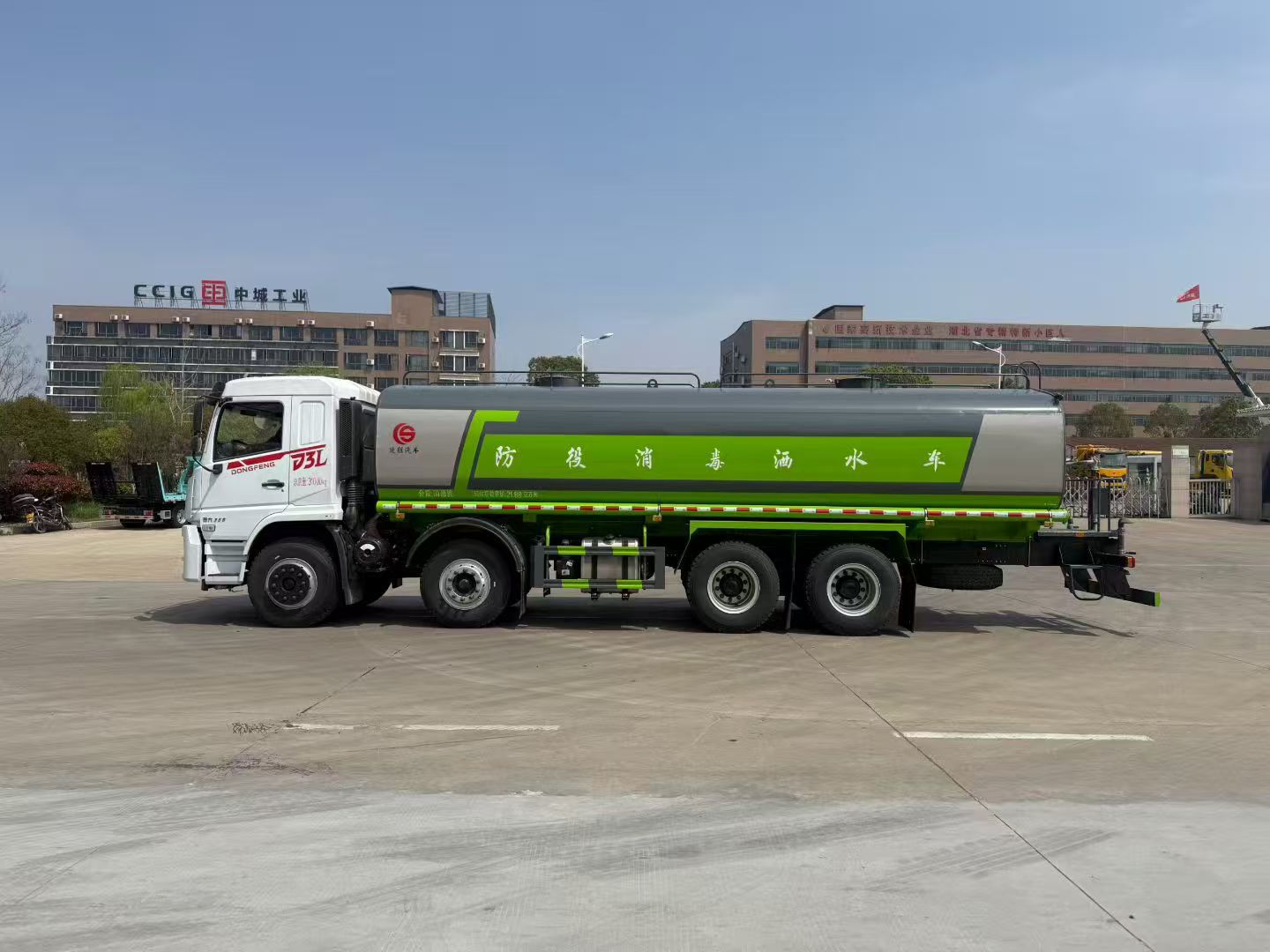 Howo 30-Ton Large-Scale Landscaping Spray Truck, Insulated Water Tanker, 304 Stainless Steel Water Truck, Fire-Fighting Vehicle