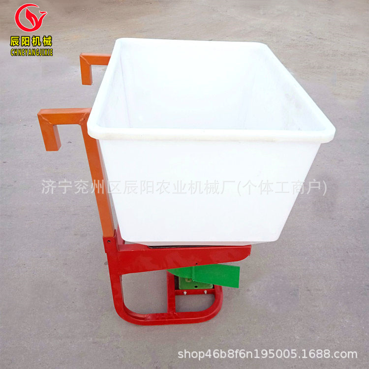 巴彦左耳热销拖拉机带撒肥机施电动施肥机农用三轮肥料抛撒机批发