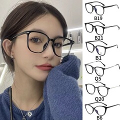 Insすっぴんの大きな黒い枠のメガネの女性の近視は度数の周囲の顔の青い光を防ぐことができます。