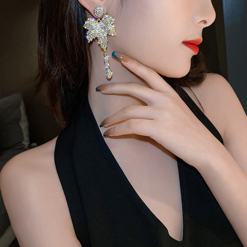 Aguja de plata Moda europea y americana Pendientes de hoja de diamante con microincrustaciones Pendientes de borla exagerada Pendientes de sentido avanzado de temperamento largo Mujeres