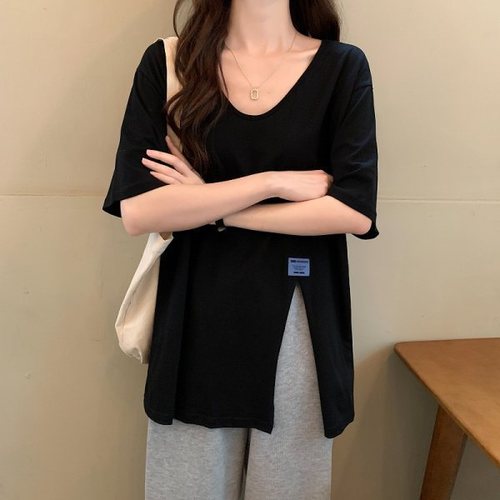 V-neck black short-sleeve t-shirt for women with side slit design, plus-size women's 2024 new summer clothing loose top for bigger sisters