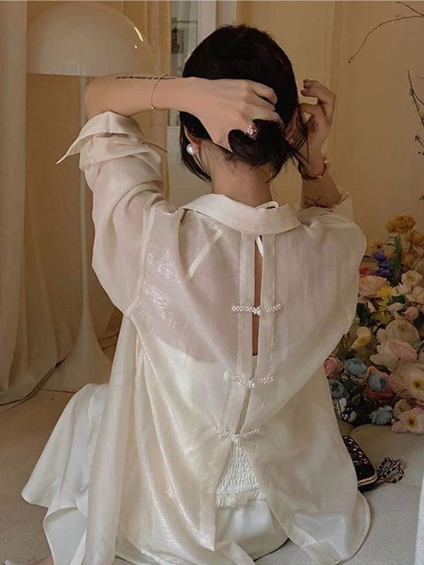 薄いタイプの微透長袖日焼け止めカーディガンの背中には、青いシャツ付きの女性夏のファッションカジュアルシャツのコートがあります。|undefined