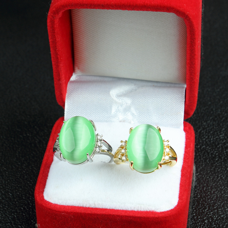 라이트 그린 고양이 눈