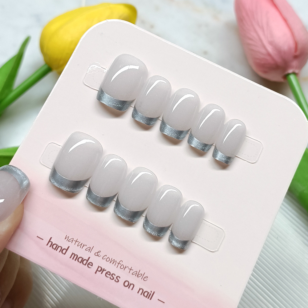 Estilo delicado de polvo ligero para usar uñas de borde plateado estilo francés temperamento elegante manicure natural transfronterizo parche de uñas manchas