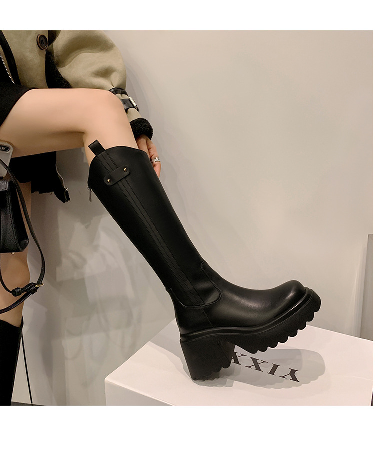 Boot nữ cổ cao mũi tròn gót vuông dày 9 cm, phong cách kỵ sĩ V-cut — Ống lớn màu nâu sẫm lót một lớp chi tiết 22