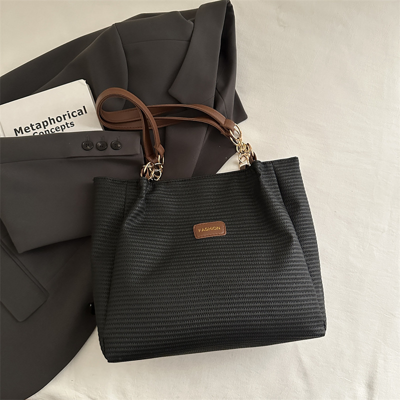 Bolso de viaje de gran capacidad para mujer 2025 verano nuevo estilo de alta gama bolso de axila de un solo hombro popular de este año bolso Tote femenino