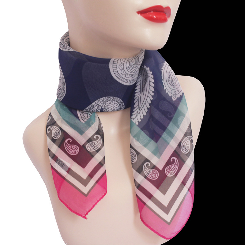 빨간 가장자리가있는 캐슈 너트