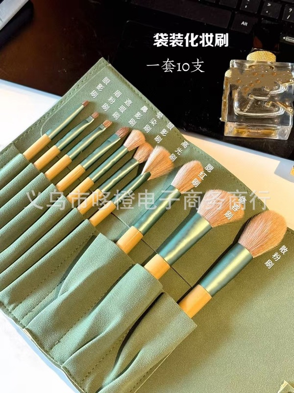 化粧品は化粧用ブラシをプレゼントします。|undefined