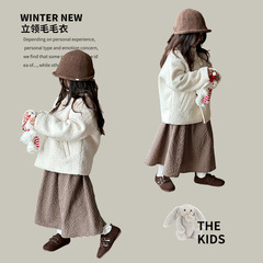 女の子の韓国版の洋気の厚いコートの2024冬服の長袖のセーターの子供の冬の復古の保温の綿入れの服