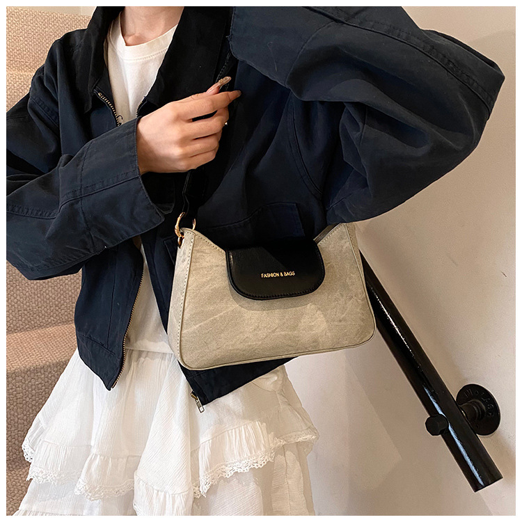 This year, new fashionable and trendy women's bags, casual crossbody underarm bags, commuting single-shoulder women's bags, and small square bags are in vogue undefined