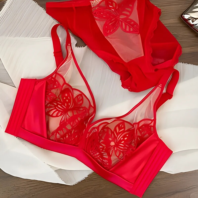 Silk Big Red Underwear Women's Thin Big Chest Shown Small Dragon Benmingnian Breast Gathering Wedding Bra suit Silk Big Red Underwear Women's Thin Big Chest Shown Small Dragon Benmingnian Breast Gathering Wedding Bra suit